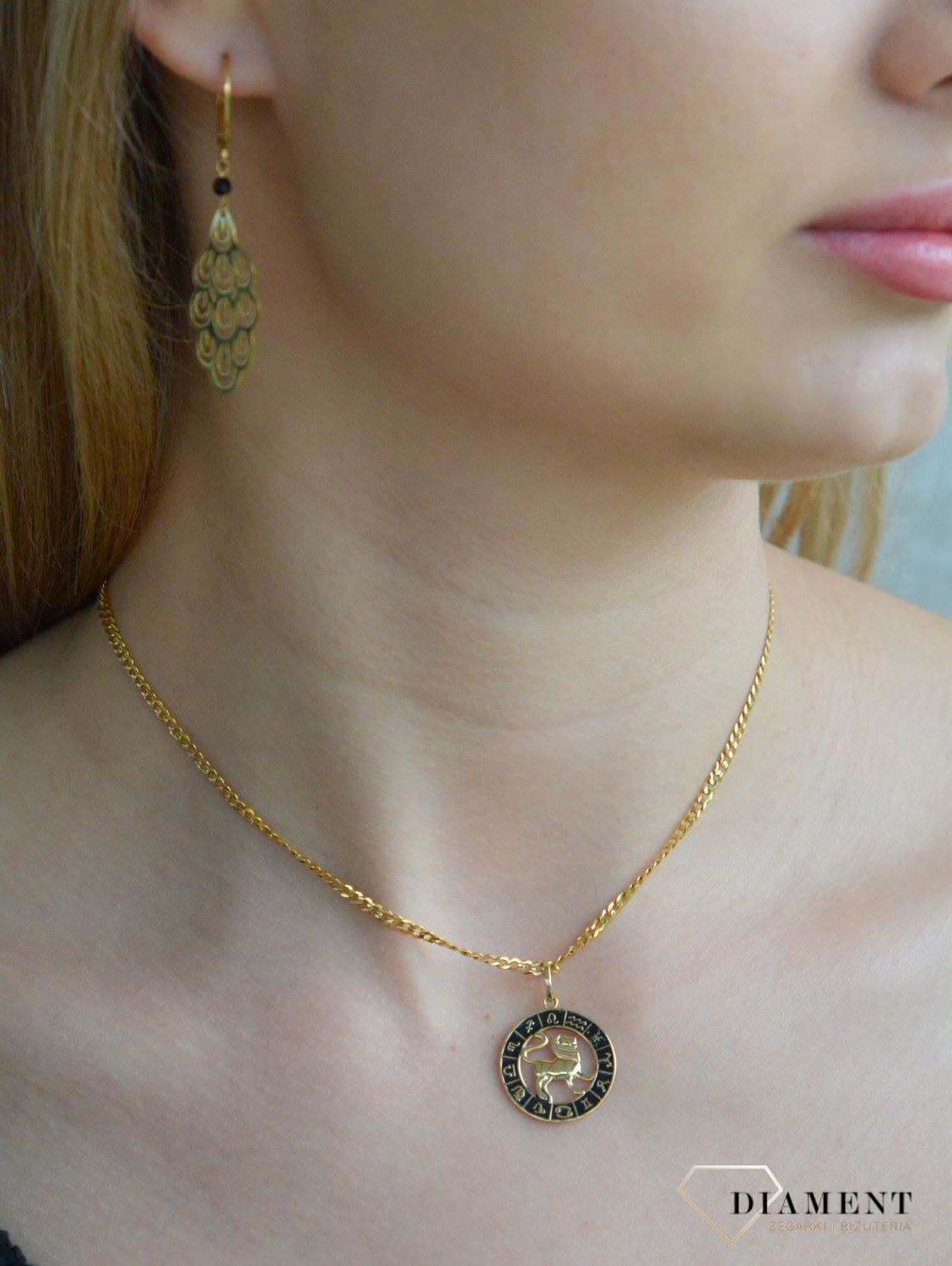 Złota zawieszka 585 znak zodiaku Lew z czarną emalią w kółku ZA 7310B.jpg